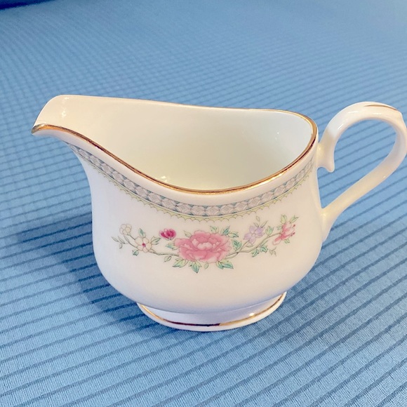 International Porcelain Creamer - Picture 2 of 5